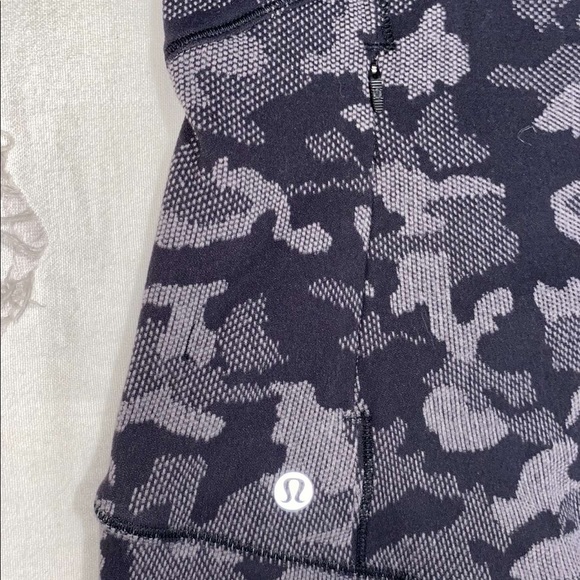 Lululemon Black Camo Long Sleeve Women’s Size 4 - Picture 3 of 6